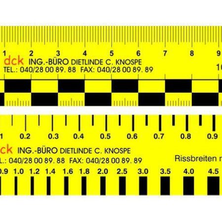Gelbes Maßband mit metrischer Skala, Firmenlogo und Kontaktinformationen des Ingenieurbüros dck, inklusive Markierungen für Rissbreiten