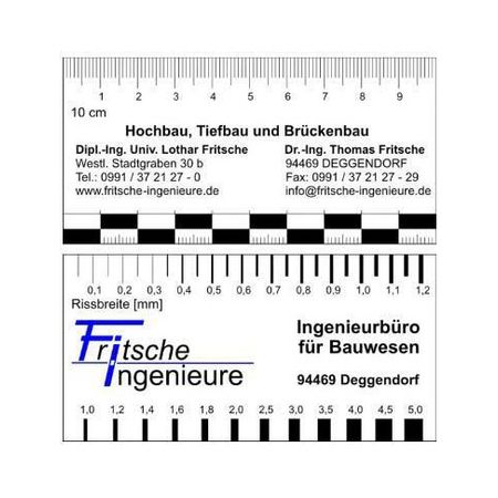 Weißes Maßband mit metrischer Skala und dem Logo von Fritsche Ingenieure
