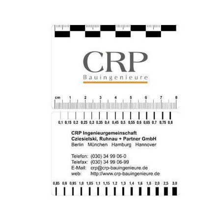 Weißes Maßband mit metrischer Skala und dem Logo von CRP Bauingenieure, mit Kontaktinformationen und Markierungen für Rissbreiten