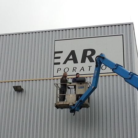 2 Mitarbeiter in einem Arbeitskorb