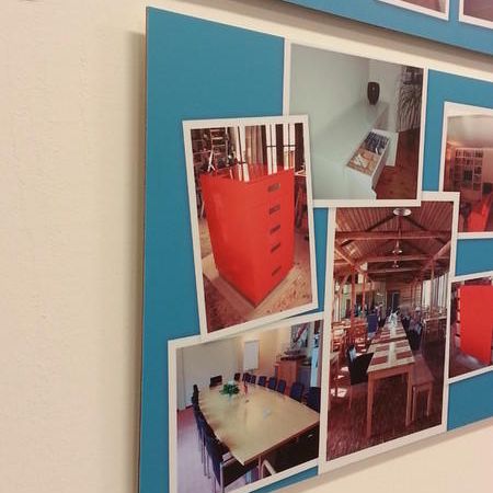 Blaue Wandtafel mit Bildergalerie