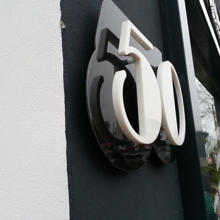Außenwerbung - Nummer 50 an Hauswand