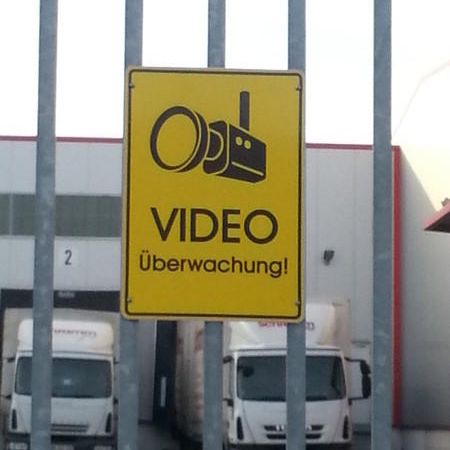 Schild an Gitter: Video Überwachung!